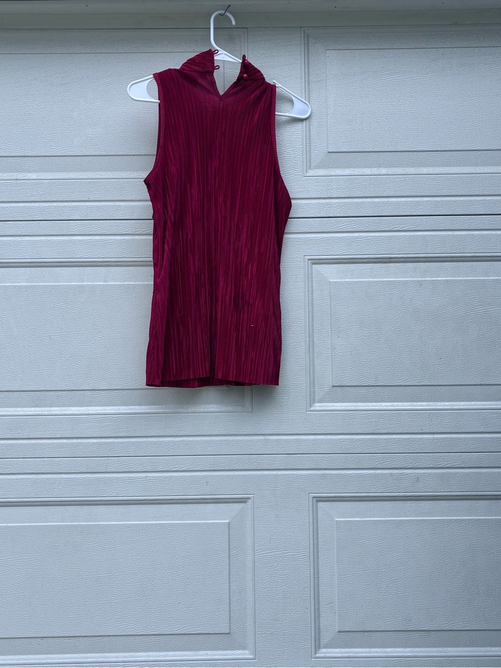 Sleeveless Mock Neck Pleated Top in Berry